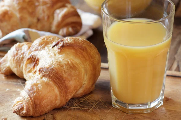 Croissant and orange juice — Stock Photo, Image