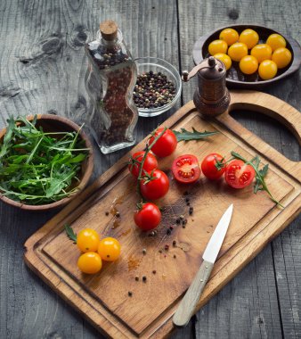 Sebze ve baharat masada