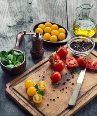 Sebze ve baharat masada