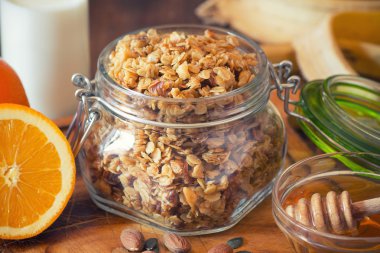 Granola bir kavanoz içinde