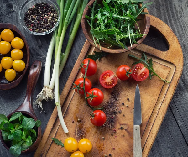 Овощи и специи на столе — стоковое фото