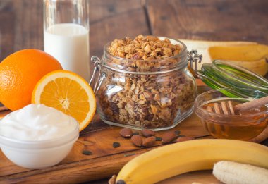 Granola bir kavanoz içinde