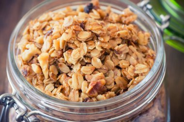 Granola bir kavanoz içinde