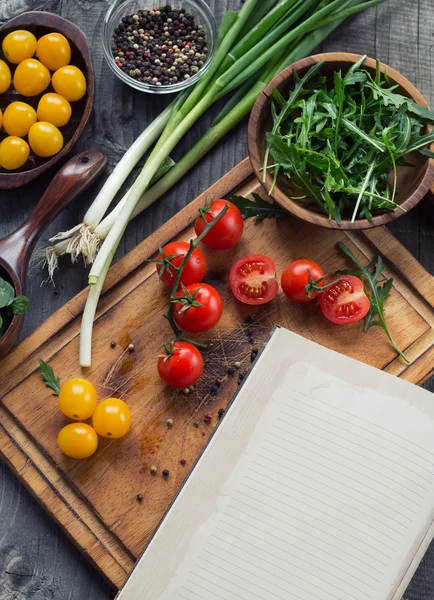 野菜とまな板の上のスパイス — ストック写真
