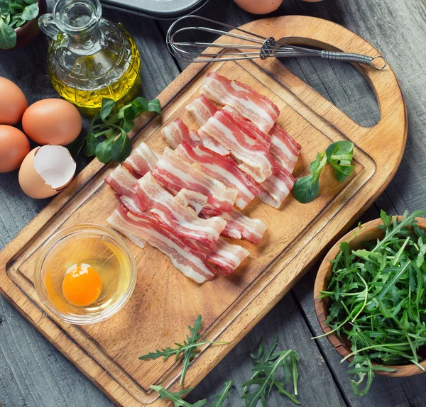 Ontbijt met eieren en spek bereiden — Stockfoto