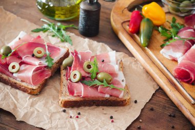 Prosciutto ile sandviç.