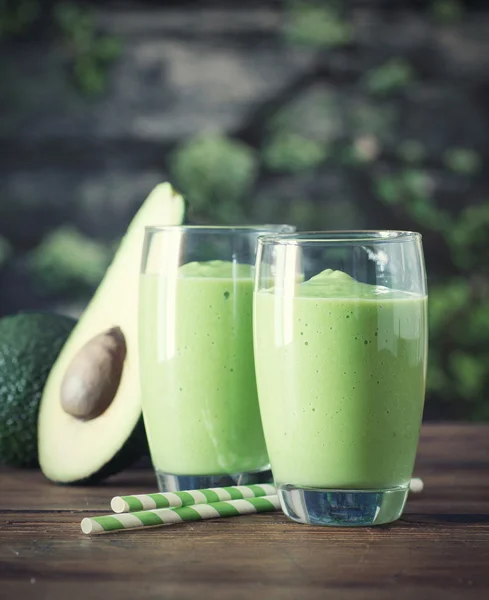 Smoothie à l'avocat sur une planche en bois — Photo