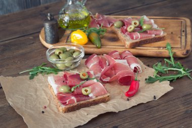 Prosciutto ile sandviç.