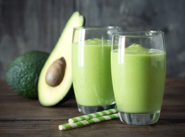 Ahşap tahta üzerinde avokado güler yüzlü