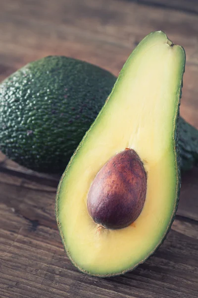 Avocado op een houten bord — Stockfoto
