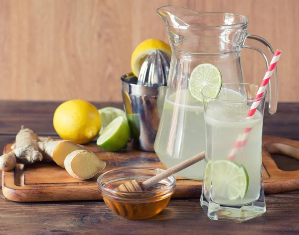 Zelfgemaakte limonade met gember — Stockfoto