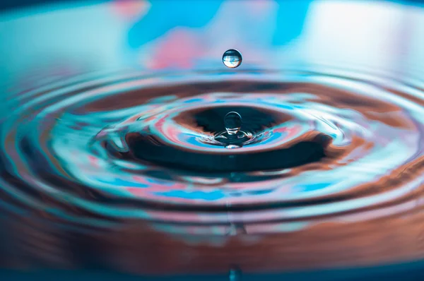 Gotas de agua y ondas — Foto de Stock