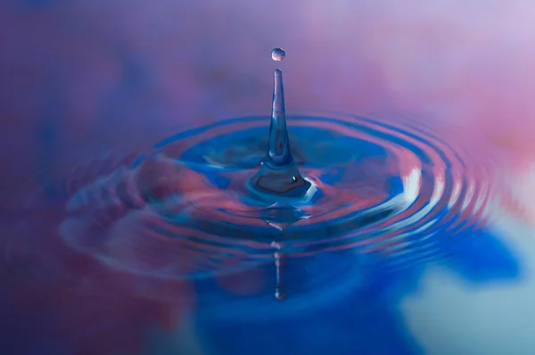 Vattendroppar och ringar — Stockfoto