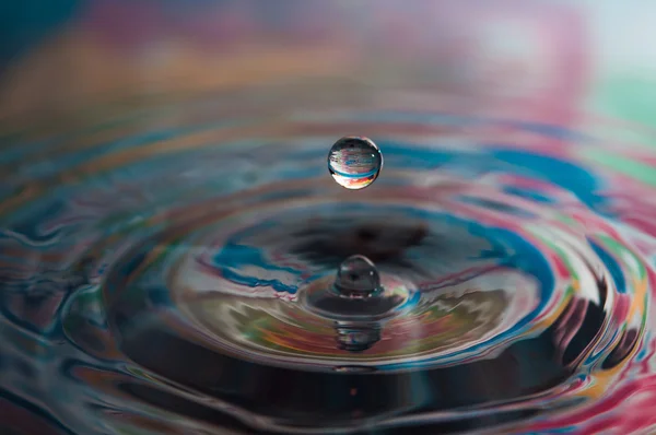 Waterdruppels en rimpelingen — Stockfoto