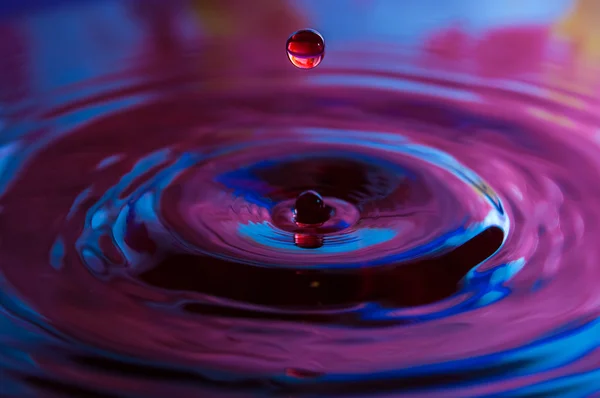 Gotas de agua y ondas — Foto de Stock