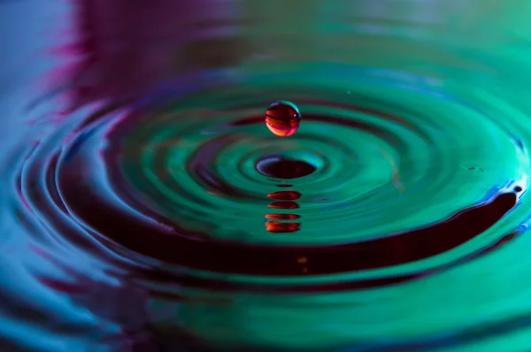 Gotas de agua y ondas — Foto de Stock