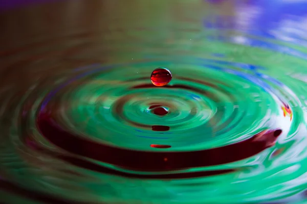 Gotas de agua y ondas — Foto de Stock