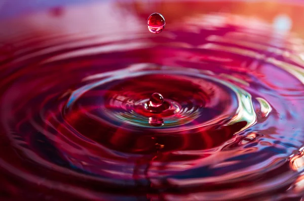 Gotas de agua y ondas — Foto de Stock