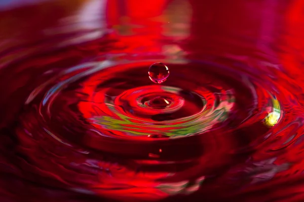 Gotas de agua y ondas — Foto de Stock