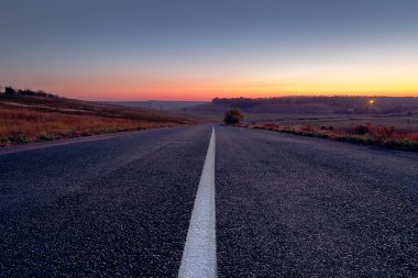 gün batımında yol 
