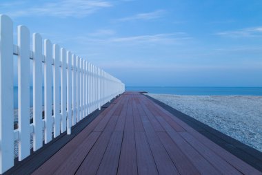 Alacakaranlıkta ahşap iskele ile deniz manzarası