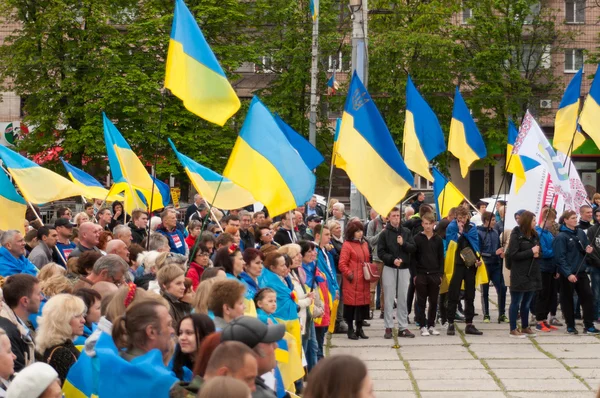 Mariupol, Ukraine - May, 03 2015.  the public meeting for the demilitarization of Shirokino. — Stock Photo, Image