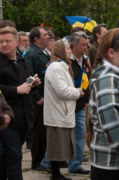 Mariupol, Ukraine - May, 03 2015. The public meeting for the demilitarization of Shirokino. — 图库照片