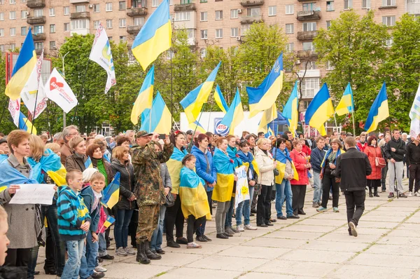 Mariupol, Ukraine - May, 03 2015.  the public meeting for the demilitarization of Shirokino. — Stock Photo, Image