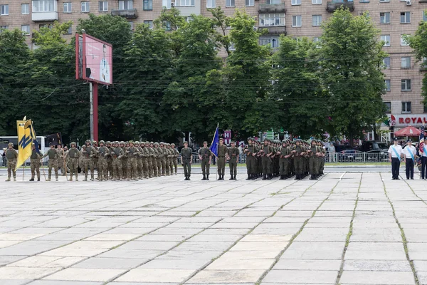 Mariupol/Ukraine June 12 2016  servicemen in the parade of military vehicles — Stock Photo, Image