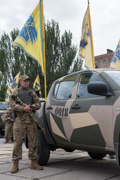 Mariupol/Ukraine June 12 2016 Solder near the armored vehicle of battalion "Azov" in the parade of military vehicles — Stock Photo, Image