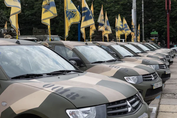 Mariupol / Ucrânia 12 de junho de 2016 Veículo blindado do batalhão "Azov" no desfile de veículos militares — Fotografia de Stock