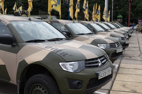Mariupol / Ukraine Juin 12 2016 véhicule blindé du bataillon "Azov" dans le défilé des véhicules militaires — Photo
