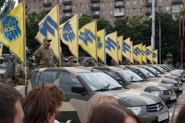 Mariupol/Ukrayna 12 Haziran 2016 tabur aracın zırhlı askeri araçlar geçit "Azak" — Stok fotoğraf
