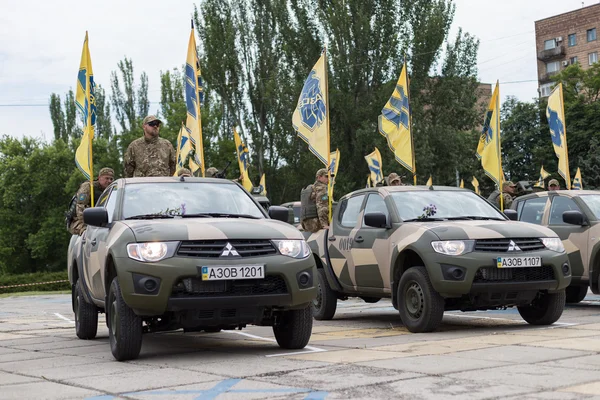 Mariupol/Ukrayna 12 Haziran 2016 tabur aracın zırhlı askeri araçlar geçit 