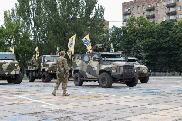 Mariupol/Ukrayna 12 Haziran 2016 tabur aracın zırhlı askeri araçlar geçit 