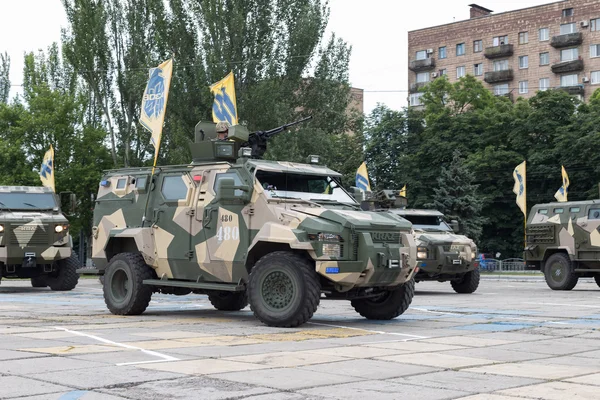Mariupol/Ukrayna 12 Haziran 2016 tabur aracın zırhlı askeri araçlar geçit 