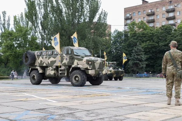 Mariupol/Ukrayna 12 Haziran 2016 tabur aracın zırhlı askeri araçlar geçit 