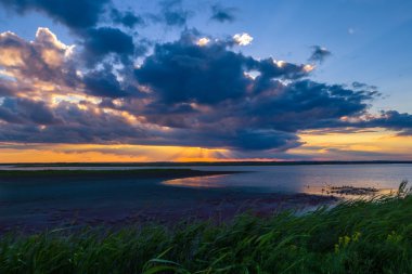 Gün batımından sonra yağmur