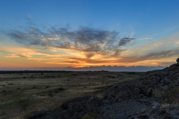 Coucher de soleil doré dans la vallée et sur les rochers — Photo