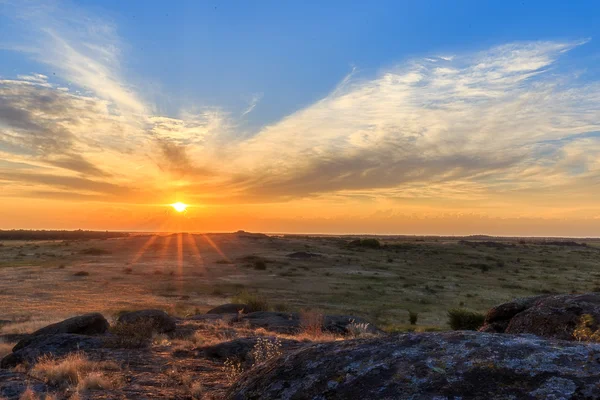 Coucher de soleil doré dans la vallée et sur les rochers — Photo