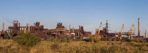 gökyüzüne karşı çelik fabrikası