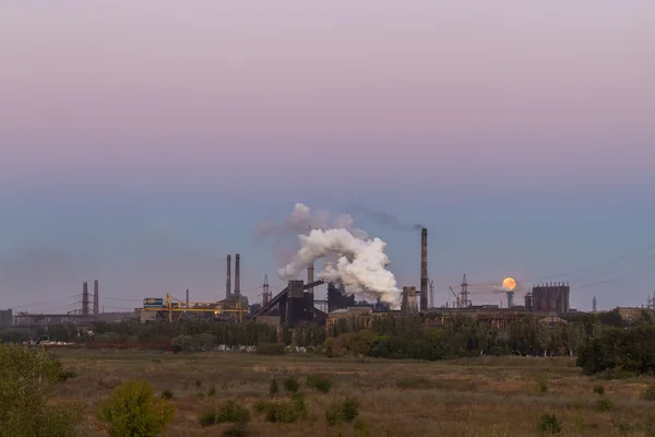 gökyüzüne karşı çelik fabrikası