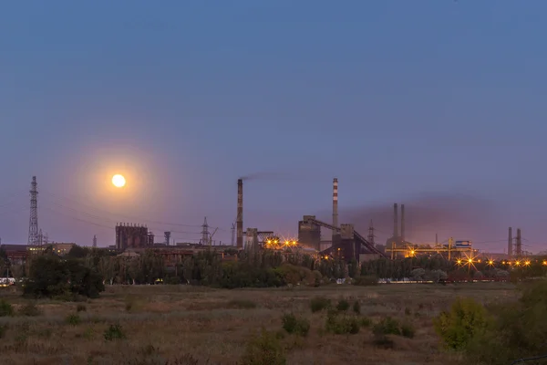 gökyüzüne karşı çelik fabrikası