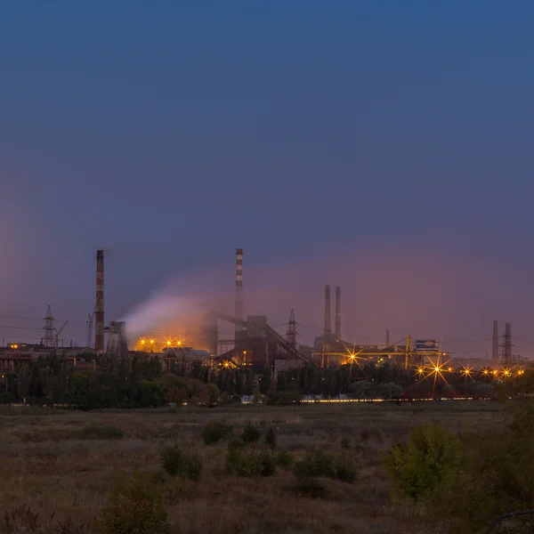 gökyüzüne karşı çelik fabrikası