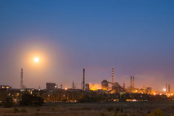 gökyüzüne karşı çelik fabrikası