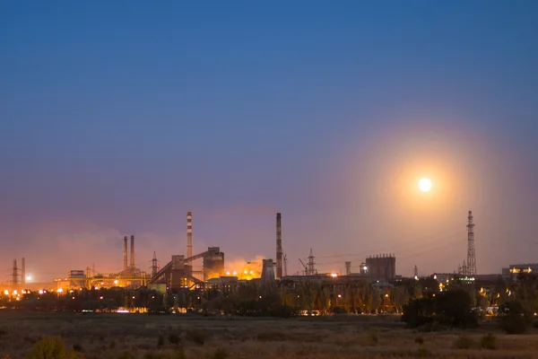 gökyüzüne karşı çelik fabrikası