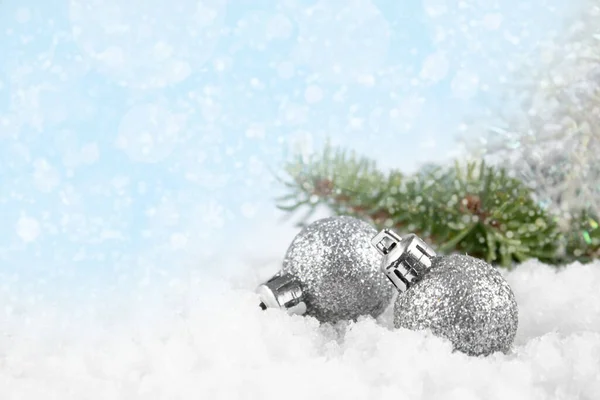 Рождественская Открытка Зеленой Веткой Елки Серебряными Белыми Игрушками Синем Фоне — стоковое фото