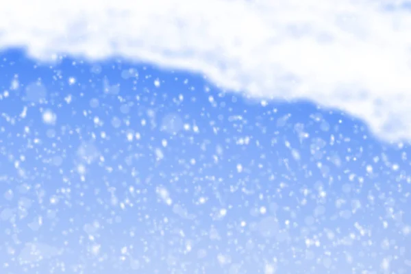 青い雲の背景に雪が降る冬の風景 冬の空 — ストック写真