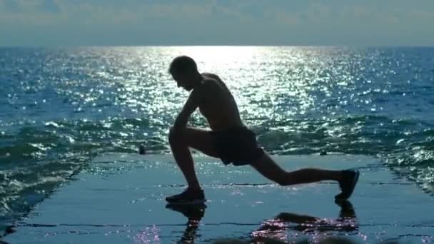 Yakışıklı Bir Adam Denizin Arka Planında Spor Yapmaya Gider Yavaş — Stok video