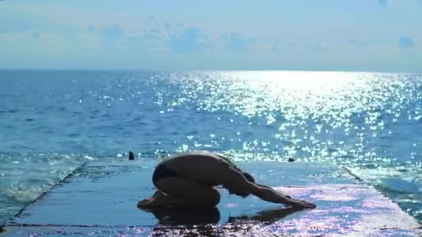 Okyanus Sahilinde Yoga Egzersizi Yapan Atletik Yakışıklı Bir Adam Sağlıklı — Stok video